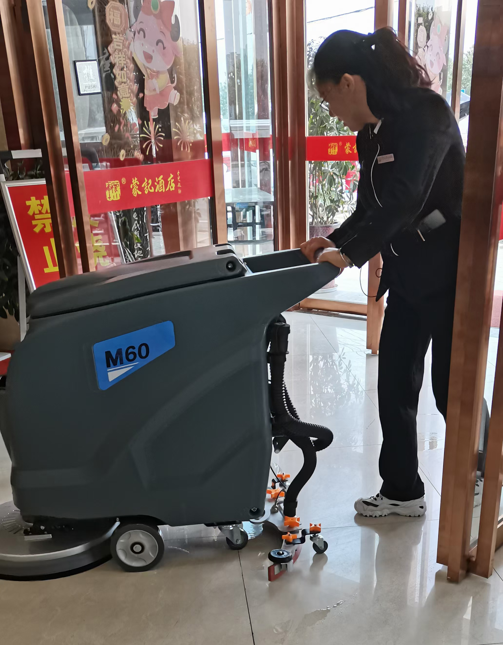 西安蒙記酒店餐廳采購洗地機(jī)選擇了高樂美公司